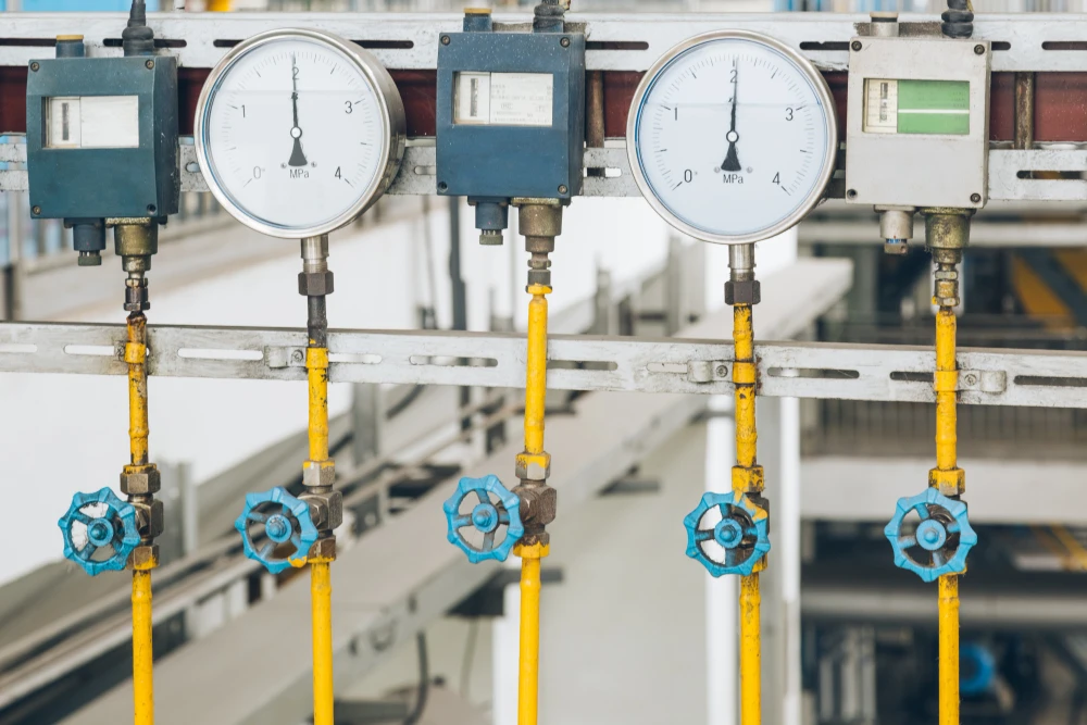 Pressure gauges with yellow pipelines